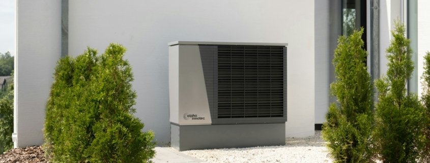a air conditioner sitting on the side of a building